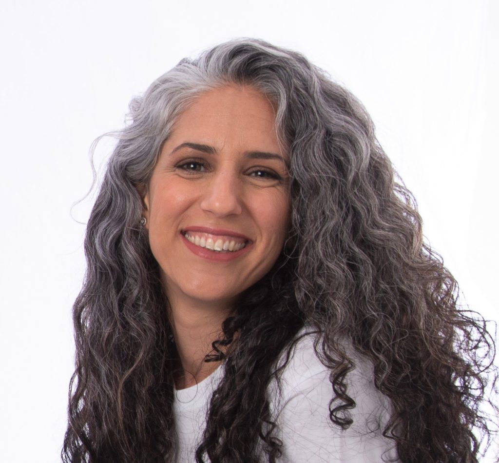 מתולתלת סילברית מחייכת