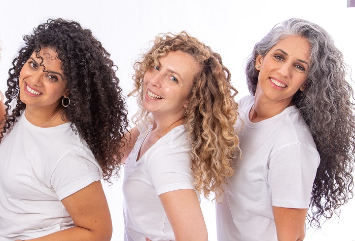 שלוש מתולתלות-ברונטית, בלונדינית וסילברית מחייכות